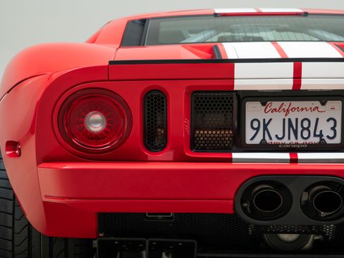 Used 2005 Ford GT RWD image 87
