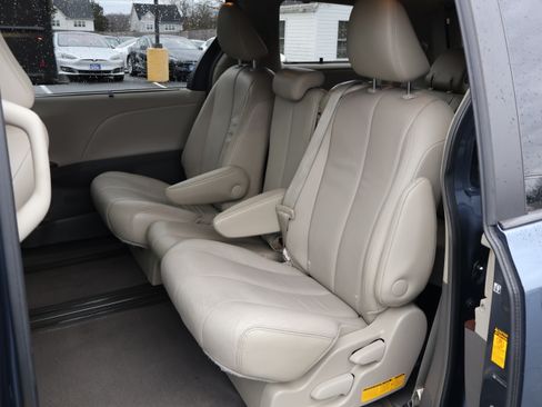 Used 2014 Toyota Sienna XLE image 13