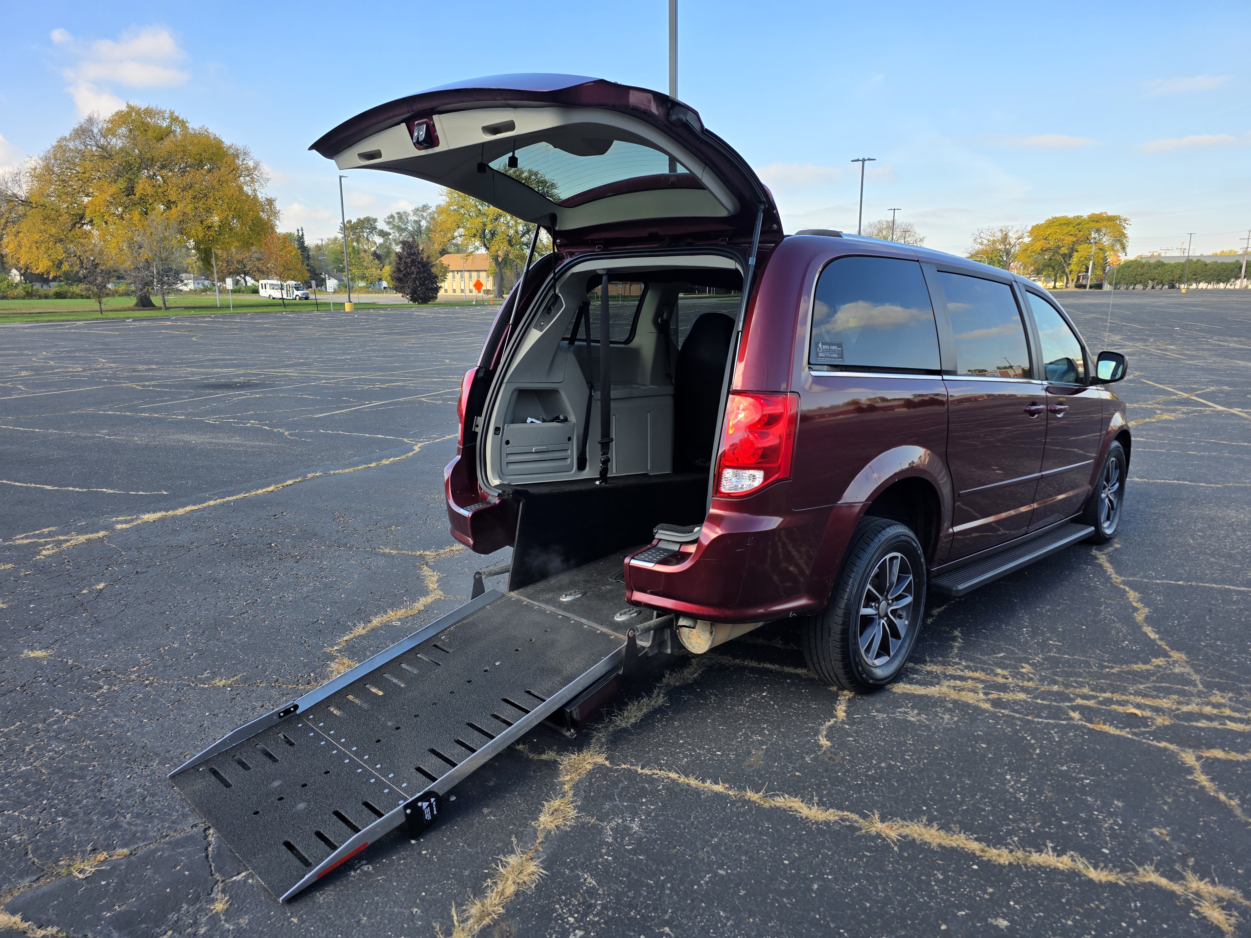 Used 2017 Dodge Grand Caravan SXT FWD image 1