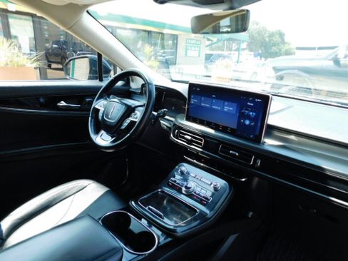 Used 2022 Lincoln Nautilus FWD image 22