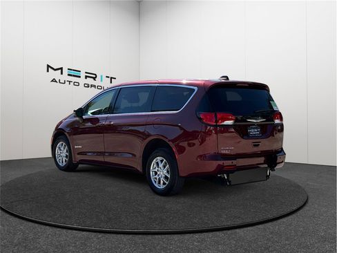 Used 2023 Chrysler Voyager LX image 7