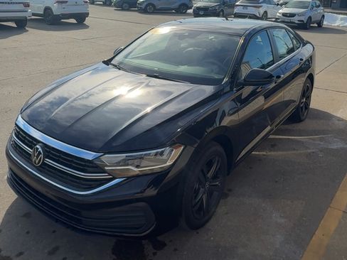 Used 2023 Volkswagen Jetta SE image 3