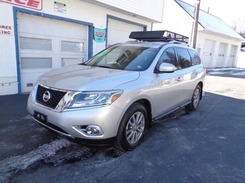 Used 2015 Nissan Pathfinder SV image 1
