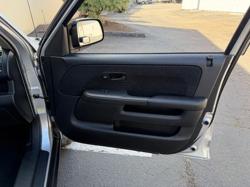 Used 2005 Honda CR-V LX image 32