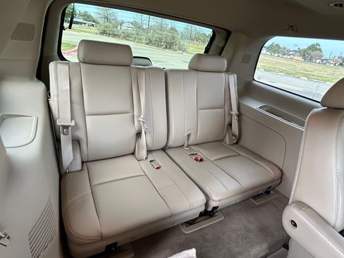 Used 2010 Cadillac Escalade Premium Luxury image 23