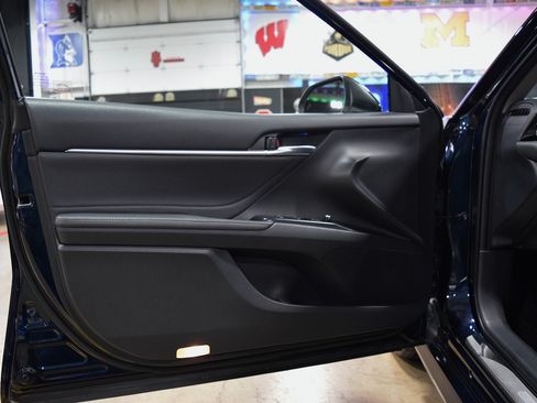 Used 2018 Toyota Camry XLE image 28