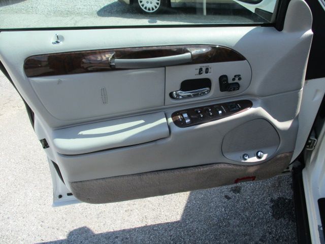 Used 2000 Lincoln Town Car Signature RWD image 13