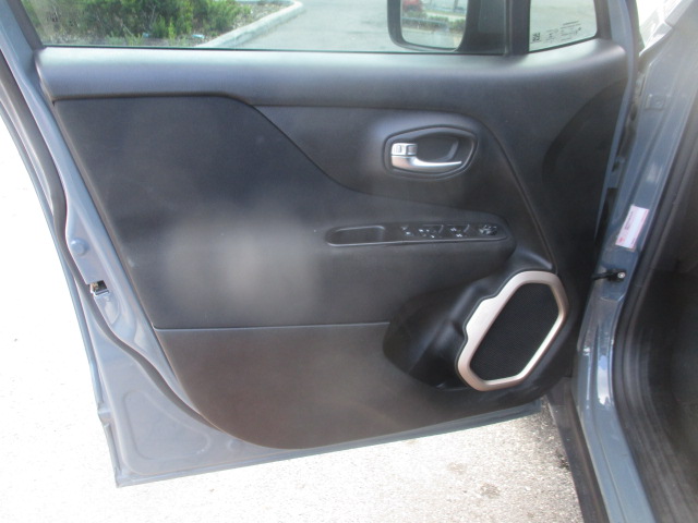 Used 2016 Jeep Renegade Latitude FWD image 24