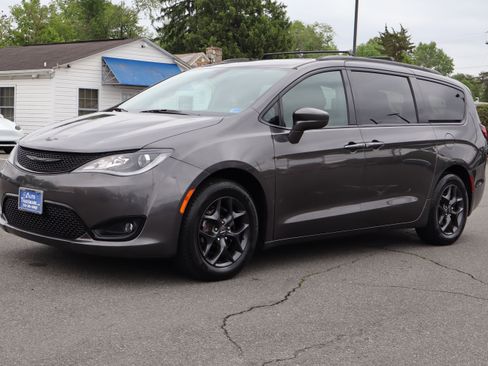 Used 2019 Chrysler Pacifica Touring-L FWD image 4
