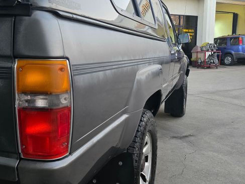 Used 1988 Toyota Pickup Deluxe image 36