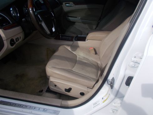 Used 2011 Chrysler 300 Limited RWD image 6