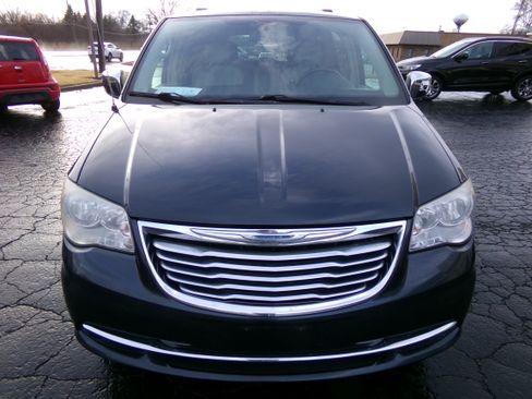 Used 2014 Chrysler Town & Country Touring-L image 8