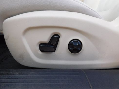 Used 2016 Chrysler 200 Limited image 9