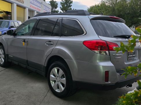 Used 2011 Subaru Outback 2.5i Limited image 13