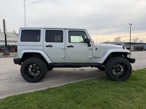 Used 2012 Jeep Wrangler Unlimited Sahara AWD/4WD image 6