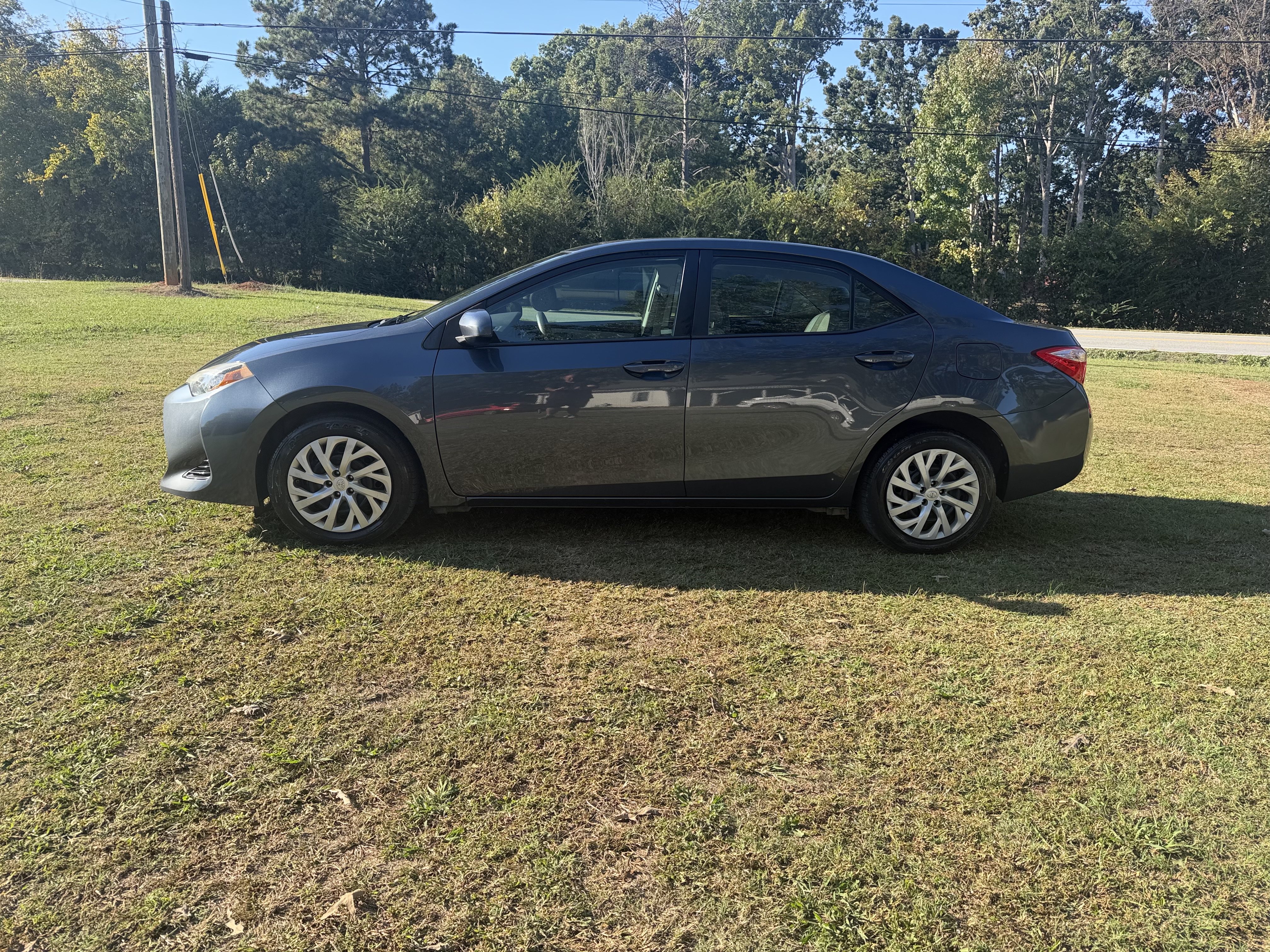 Used 2017 Toyota Corolla LE FWD image 1