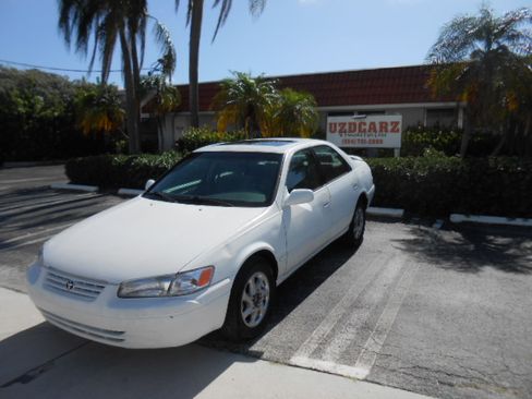 Used 1999 Toyota Camry LE V6 Sedan FWD image 1