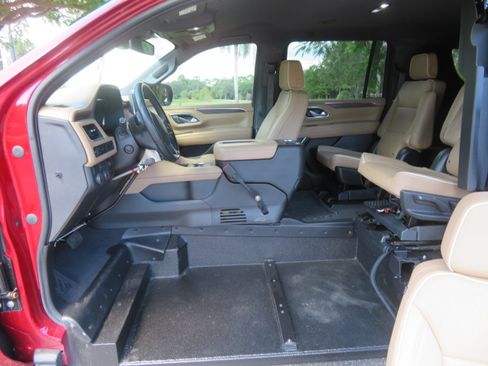 Used 2023 Chevrolet Suburban Premier image 33