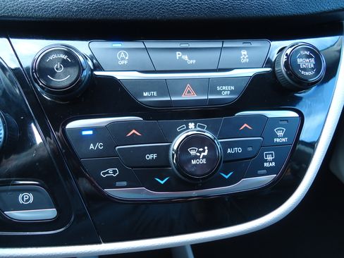 Used 2018 Chrysler Pacifica Touring-L FWD image 16