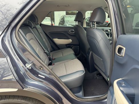 Used 2022 Hyundai Venue Limited image 12