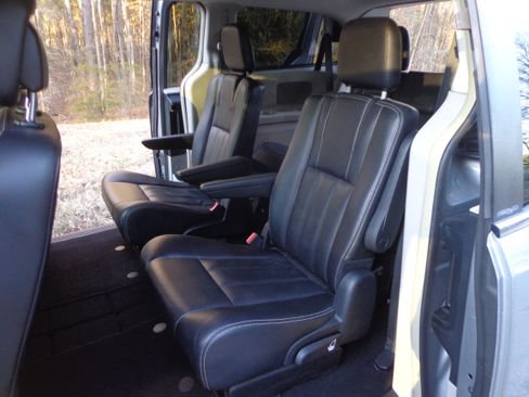 Used 2014 Chrysler Town & Country Touring image 13