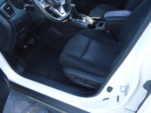 Used 2018 Nissan Rogue FWD SV image 2