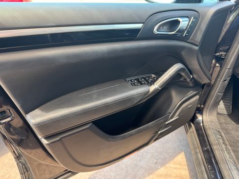 Used 2017 Porsche Cayenne AWD/4WD image 5