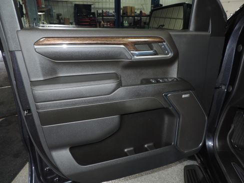 Used 2023 GMC Sierra 1500 4WD Crew Cab Elevation image 41