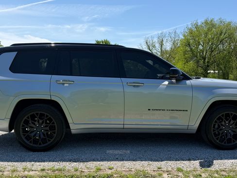 Used 2023 Jeep Grand Cherokee L Summit AWD/4WD image 6