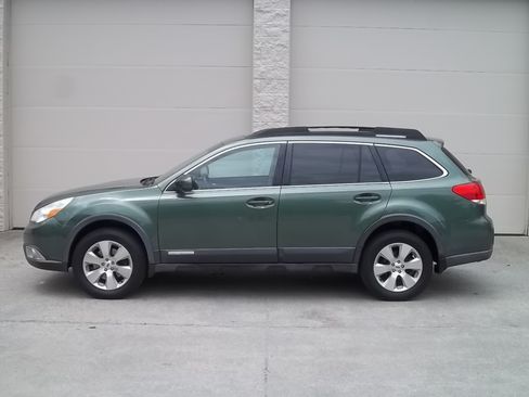 Used 2011 Subaru Outback 3.6R Limited AWD/4WD image 7