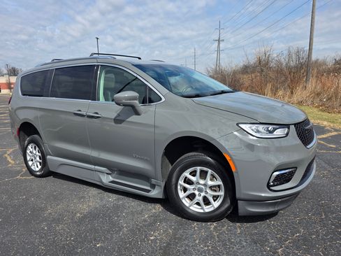 Used 2021 Chrysler Pacifica Touring-L image 3