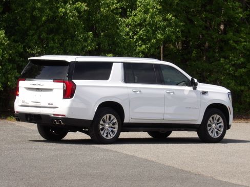 Used 2025 GMC Yukon XL Denali image 10