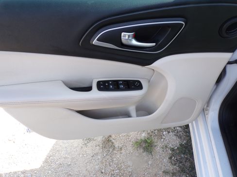 Used 2015 Chrysler 200 Limited image 11