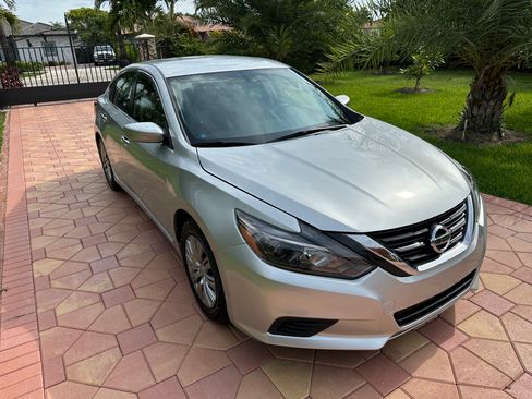Used 2016 Nissan Altima SV FWD image 3