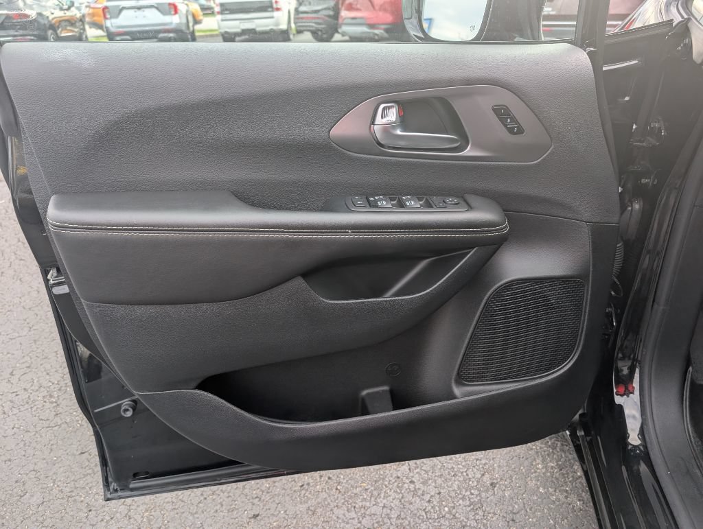 Used 2026 Chrysler Pacifica Select FWD image 16