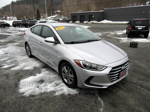 Used 2017 Hyundai Elantra SE image 4