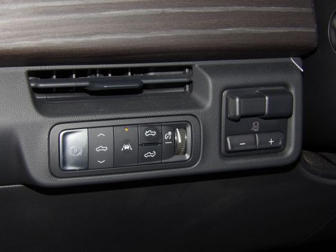 Used 2024 GMC Sierra EV Denali AWD/4WD image 3