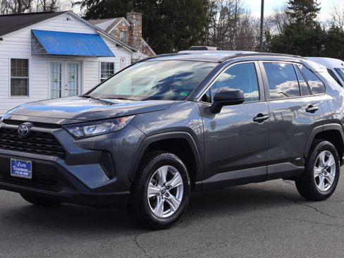 Used 2021 Toyota RAV4 LE image 5