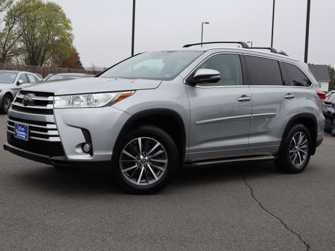 Used 2017 Toyota Highlander XLE image 2