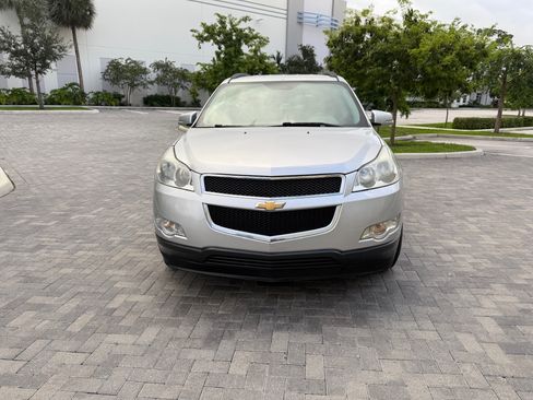 Used 2011 Chevrolet Traverse LT image 2
