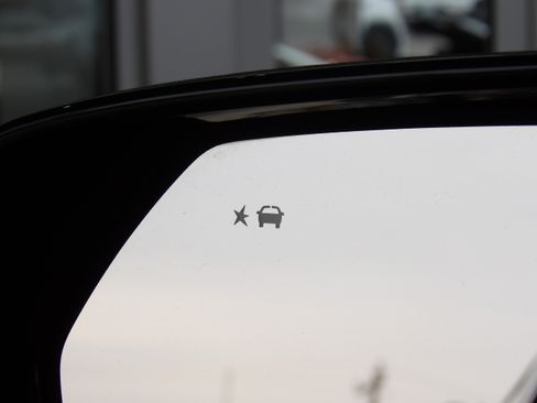 Used 2025 Chevrolet Suburban Z71 image 34