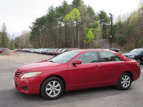 Used 2011 Toyota Camry LE Sedan FWD image 2