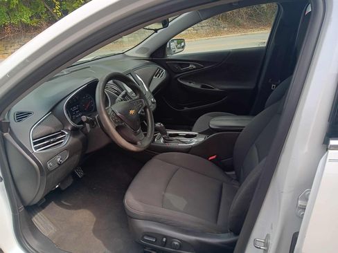 Used 2017 Chevrolet Malibu LT image 8