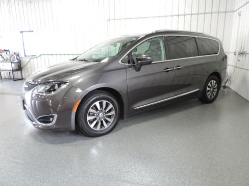 Used 2020 Chrysler Pacifica Touring-L Plus image 3