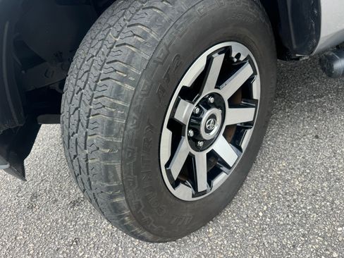 Used 2021 Toyota Tacoma SR5 AWD/4WD image 19