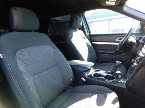 Used 2017 Ford Explorer XLT image 24