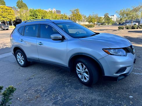 Used 2015 Nissan Rogue SV image 3
