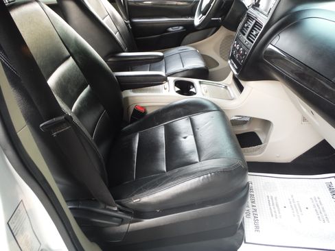 Used 2014 Dodge Grand Caravan SXT FWD image 12
