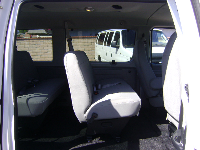 Used 2005 Ford E-350 and Econoline 350 Super Duty Wagon RWD image 12