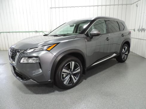 Used 2022 Nissan Rogue SL image 2